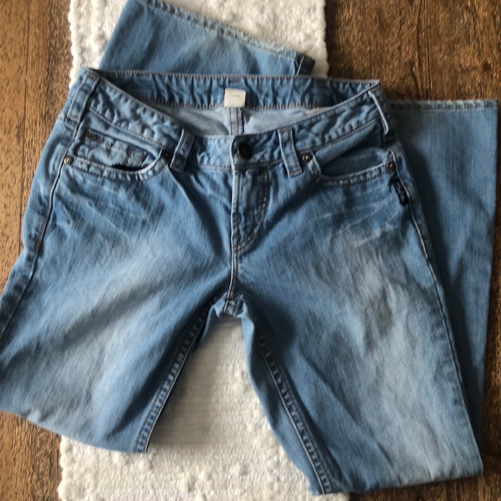 Light wash great condition silver jeans 💛